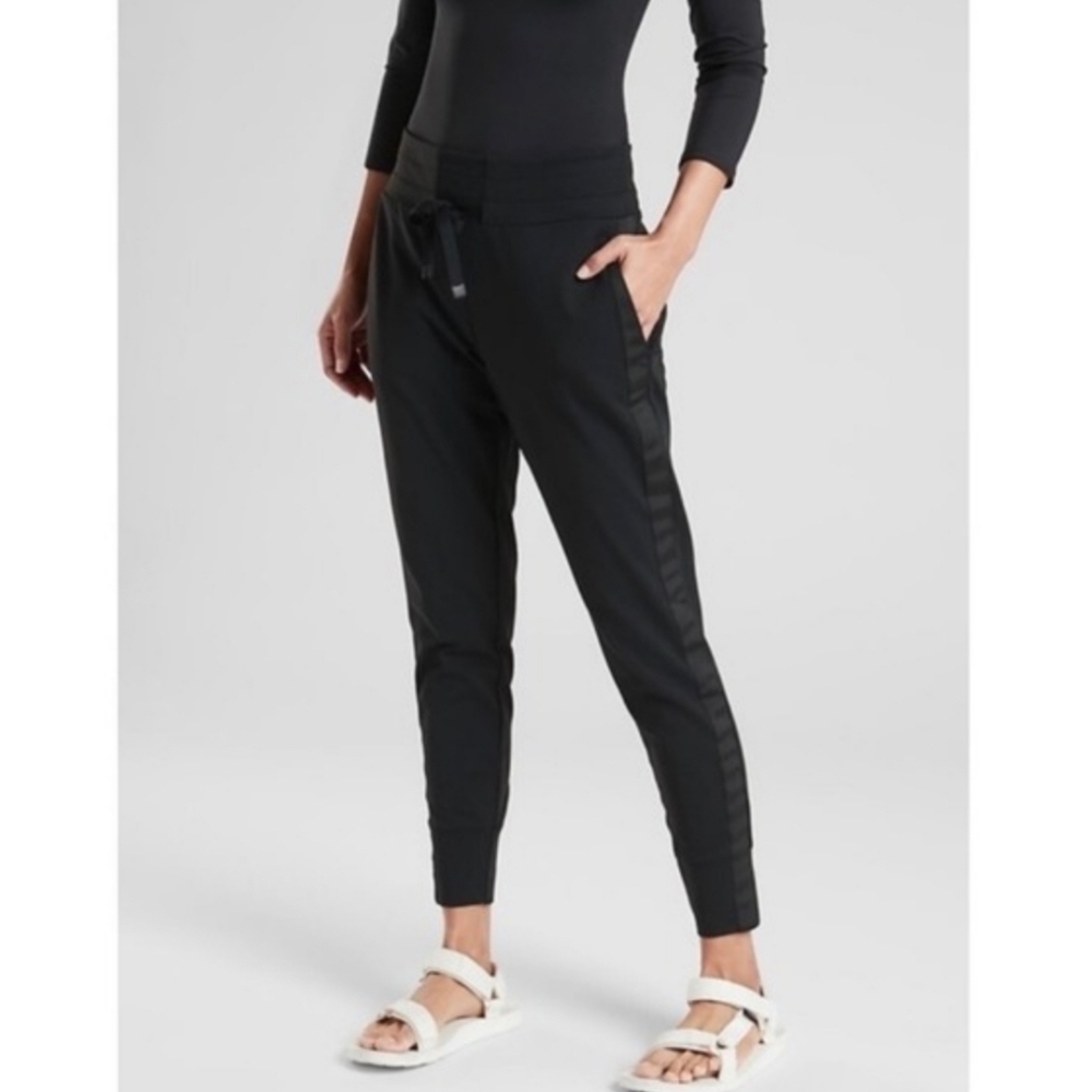 Athleta Metro Downtown Joggers In Black Size XS